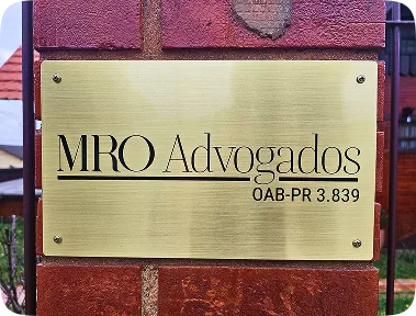 Placa MRO Advogados na entrada do escritório